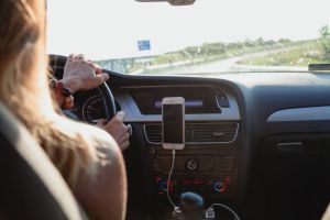 ▲台灣法規中,如果要上路騎車、開車都必須先通過駕照考試。(示意圖/擷取自pexels) ▲原PO表示每次開車時,遇到「路邊停車」的壓力都超大,貼文一出,釣出一堆苦主認了。(示意圖/擷取自pexels)
