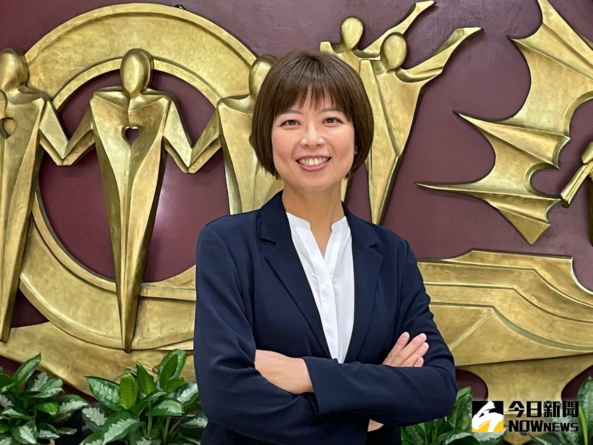 ▲新北市議員江怡臻表示，法規規定國中小只能有8%是代課老師，但是新北市就有多達130所的小學、60間國中，代課老師的人數超過10%。（圖／記者陳志仁攝）