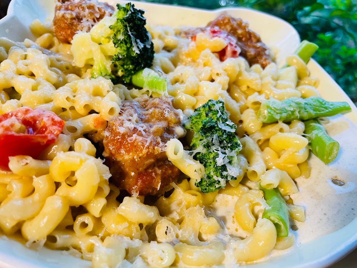 ▲貳樓宣布平日外帶2份主餐，除了享有原先8折優惠之外，另加送280元的小大人餐二擇一，圖為熊孩子雞肉奶油通心粉。（圖／業者提供）