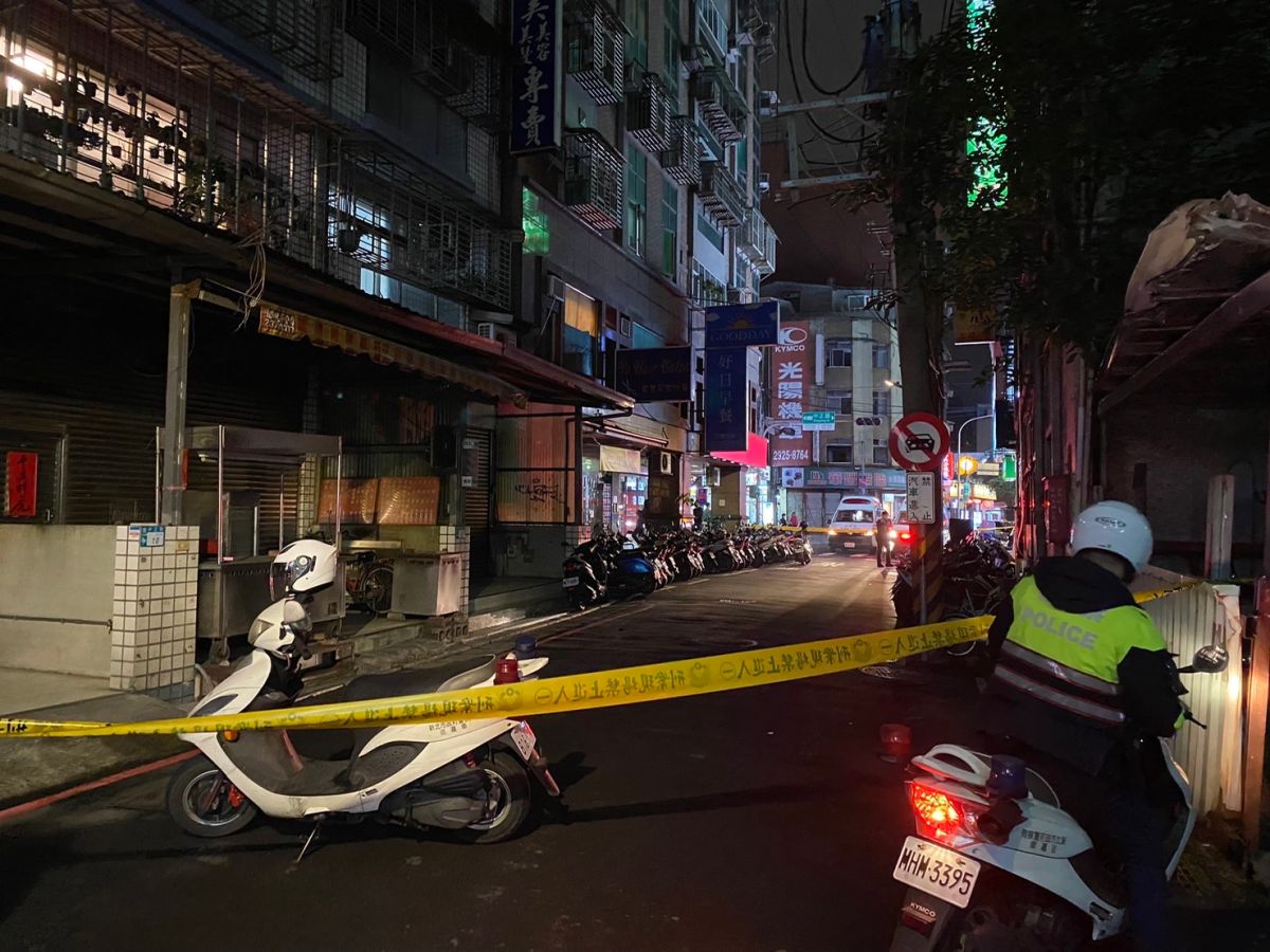 ▲昨（8）晚8點多，新北市32歲郭姓男子疑似因為感情糾紛，酒後在住家墜樓身亡，怎料，醫院後續檢驗出男子PCR「陽性確診」。（圖／翻攝畫面）