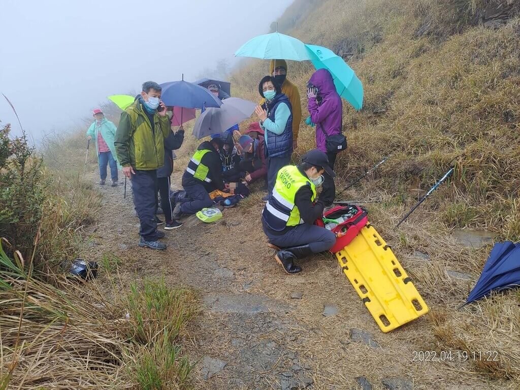 ▲74歲謝姓老翁與家人19日隨同旅遊團到太魯閣國家公園奇萊山步道健走，謝姓老翁突然身體不適昏迷倒地，救援人員獲報到場施以心肺復甦術急救，再送醫搶救仍不治，確切死亡原因由檢警進一步釐清。（民眾提供）中央社記者李先鳳傳真 111年4月19日