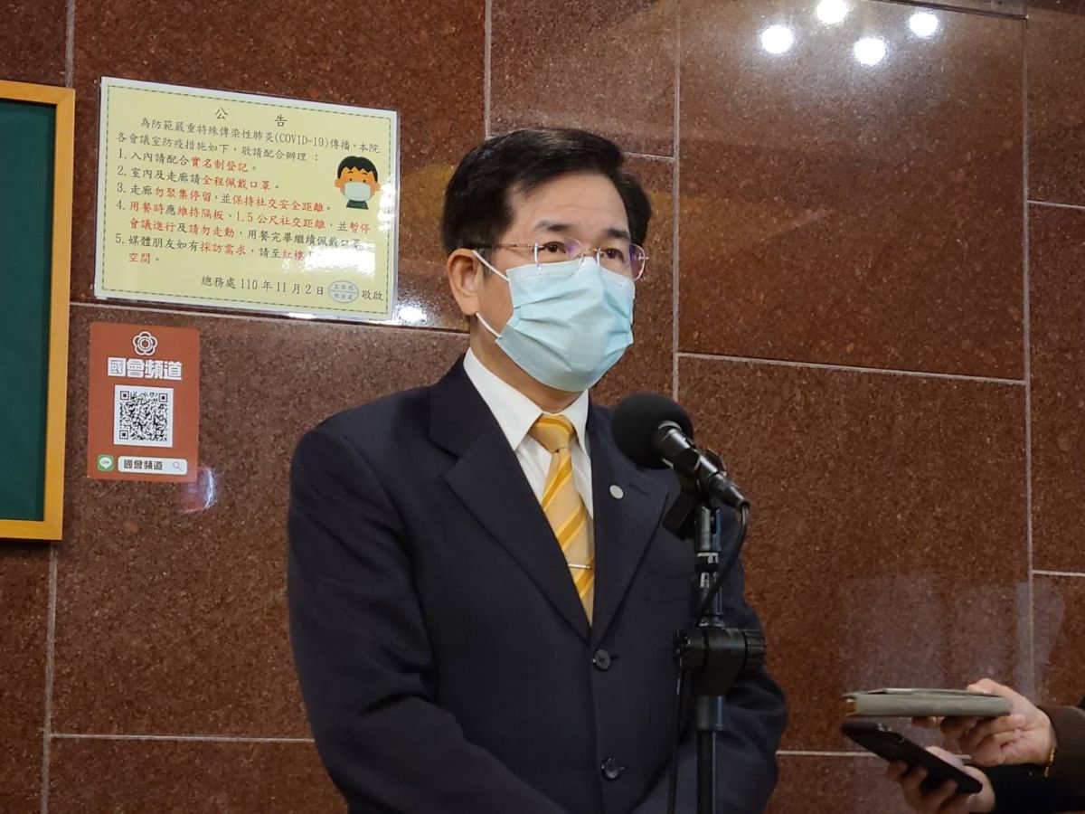 ▲教育部長潘文忠今（20）日在立法院受訪指出，新停課標準更精準、合宜。（圖／記者李琦瑋攝，2022.04.20）