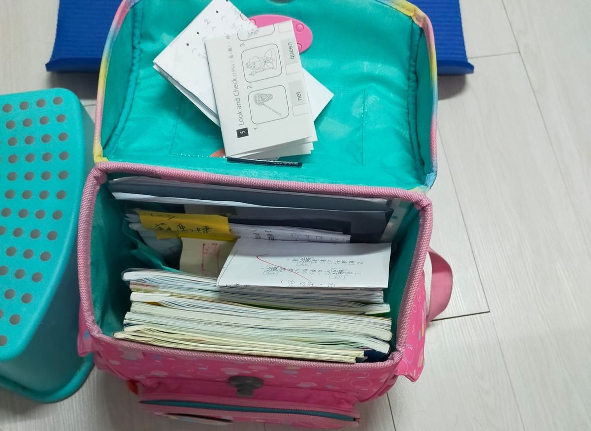 ▲有媽媽表示，讀小一的女兒都背著重達4.4公斤的書包上下學，不甚跌倒甚至會像「烏龜被翻身」，背後原因曝光後，令眾多父母感到心疼。（圖／翻攝自爆怨公社）