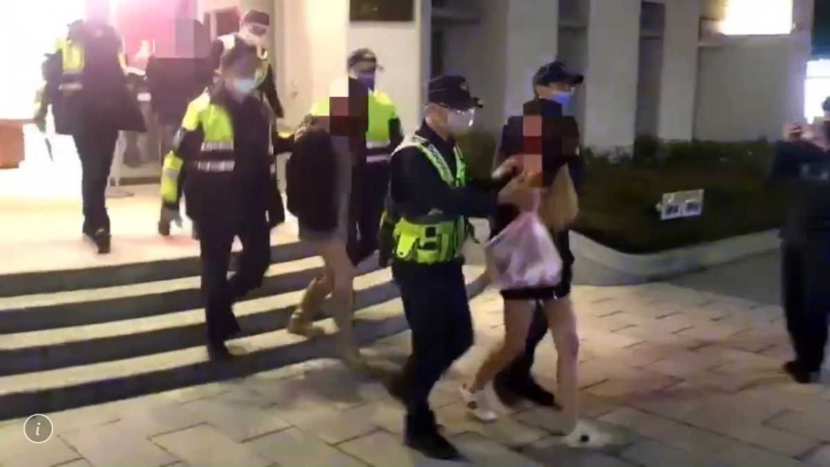 ▲新北市五股區5位民眾因在宮廟「驅魔」爭吵喧嘩被警方注意，結果竟查獲其中一人是通緝犯，且共3人有吸食毒品，遭到警方移送。（圖／翻攝畫面）