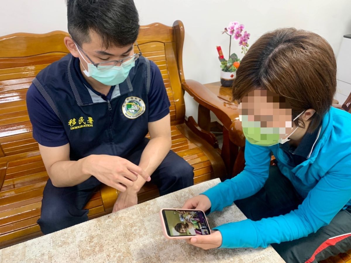 ▲東南亞在台人士常有慣用家鄉化粧品等日常用品需求，而向在網路經營社群行銷的同鄉購買，甚至再批貨轉賣，而這些違規化粧品廣告大多有誇大不實、宣稱療效情形。（圖／移民署提供）