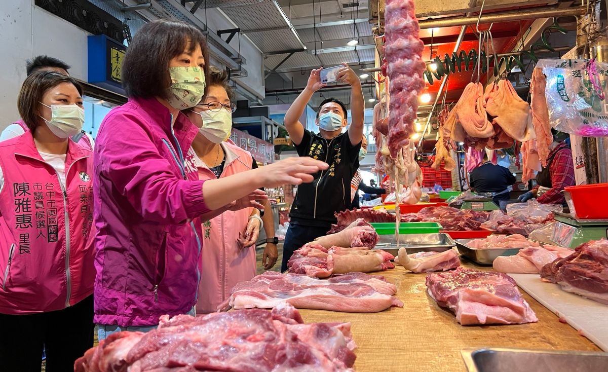 ▲民進黨立委何欣純表態競逐下屆台中市長黨內提名，行腳第一站從建國市場出發。（圖／記者顏幸如攝，2022.04.20）