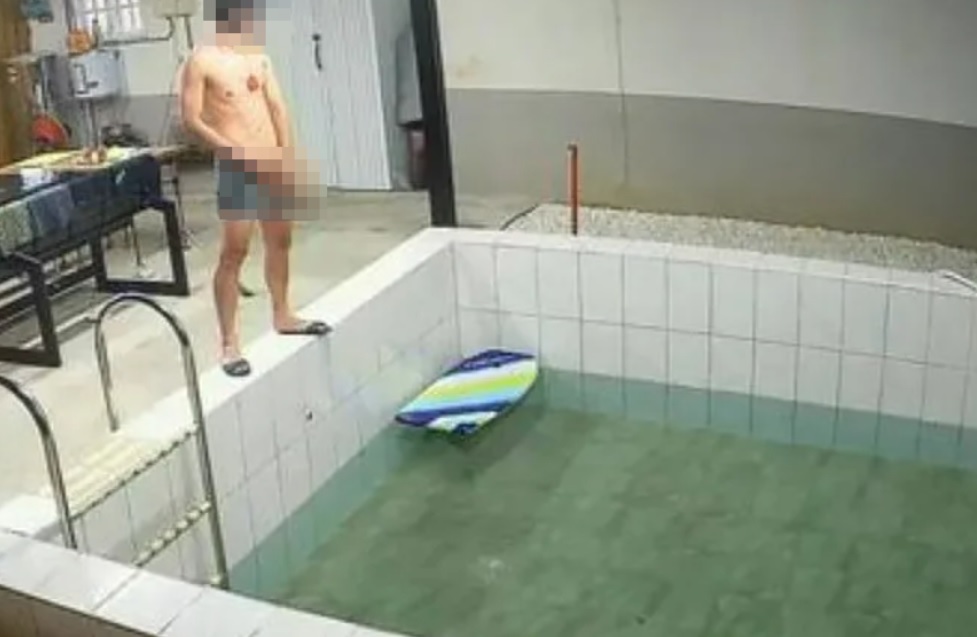 ▲肖年仔鬧翻台東民宿！脫褲朝水池便溺，業者調監視器崩潰。（圖／翻攝畫面）