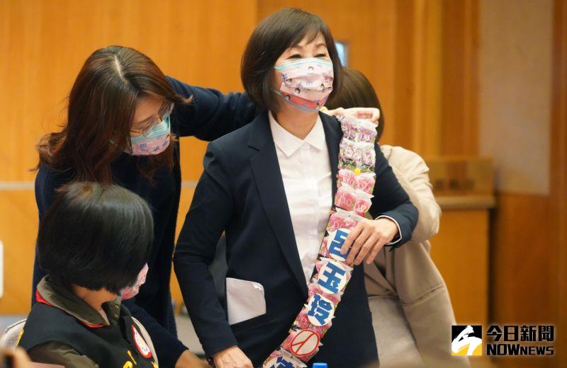 ▲呂玉玲日前宣布參選桃園市長，鄭麗文為她配戴「果凍彩帶」。（資料照／記者李春台攝，2022.04.20）