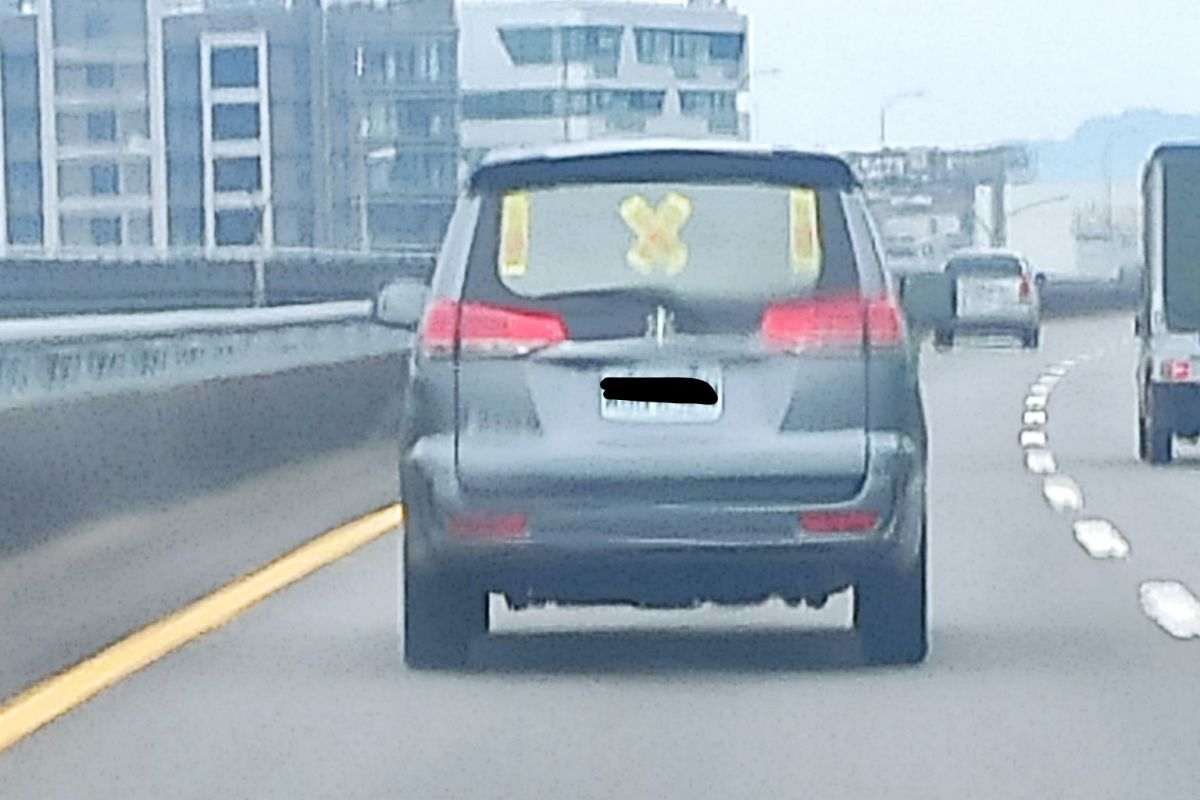 ▲原PO見到前方車輛貼了符咒。（圖／取自《爆系知識家》）