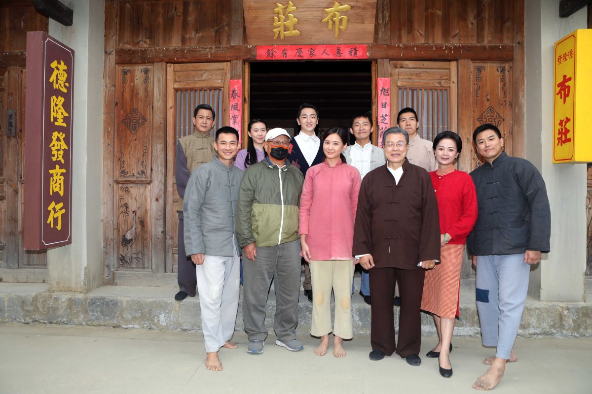 ▲前排左起曾子益、導演李岳峰、安心亞、楊烈、高欣欣、蕭景鴻、後排左起游耀光、鄧雨忱、葛丞、蔡昌憲、黃霆晏出席《牛車來去》探班。（圖／公視）