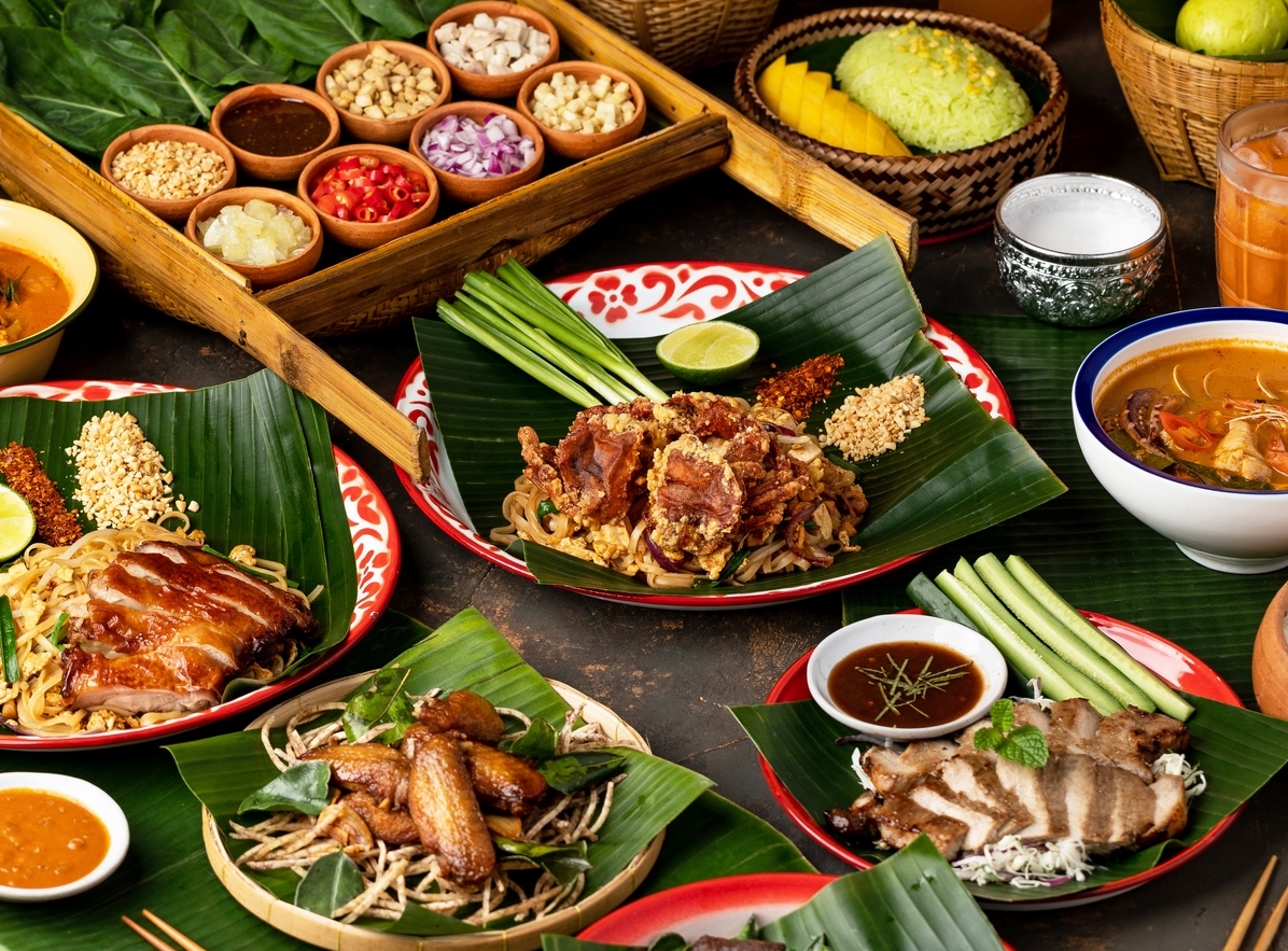 ▲蟬聯5年米其林必比登推薦的「帕泰家」泰式料理，在新竹巨城開幕了！經典冬蔭功海鮮湯只要20元！而且連續18天「蝦醬芥藍」及「南薑綠咖哩」免費送。（圖／豆府餐飲提供）