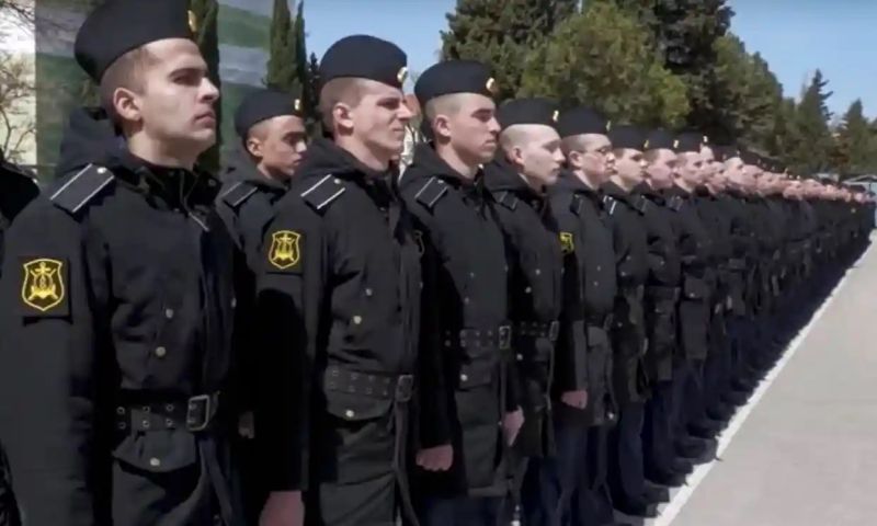 ▲有莫斯科號的家屬在俄羅斯國防部發布的影片中認出生還的家人。（圖／翻攝自俄羅斯國防部）