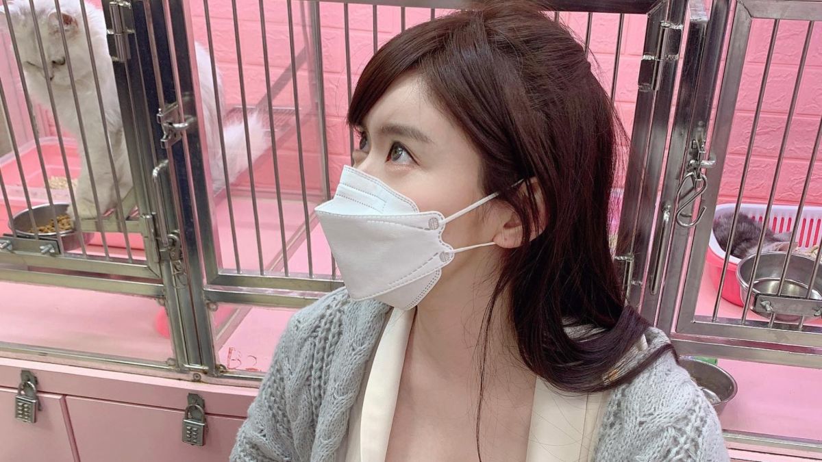 ▲深U正妹寵物店玩貓，身分是百萬人氣網美。（圖／姚采辰IG）