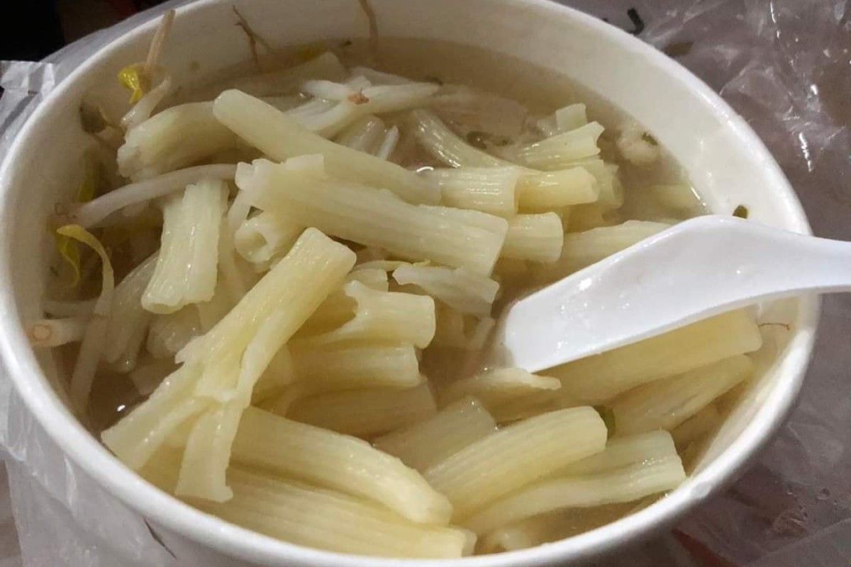 ▲一名網友點了一份「義大利麵」，沒想到看起來卻像極了台式陽春麵。（圖／翻攝自《爆廢公社公開版》）