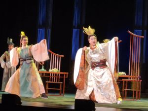 唐文華《冥遊記-帝王之宴》飾演李世民 ▲唐文華(右)在《冥遊記-帝王之宴》中飾演不同於傳統認知的「千古一帝」李世民,與唐美雲有精彩的對手戲。(圖/記者李琦瑋攝,2022.04.20)
