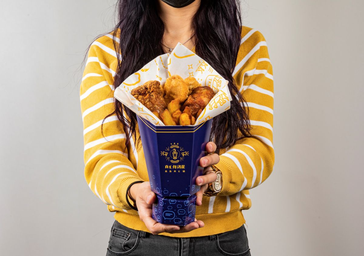 ▲母親節還只會送上康乃馨太老套，速食品牌頂呱呱「炸雞花」回歸，以招牌呱呱包、雞腿、人氣正夯的地瓜薯條，組成期間限定的超狂美食花束，還可搭配Ubereats外送平台為媽咪獻上驚喜！（圖／頂呱呱提供）