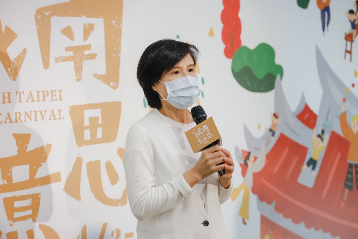 ▲響應書香日，文總攜名人推廣閱讀，文總副會長鄭麗君推薦《臺灣美術二百年》。（圖／中華文化總會提供）