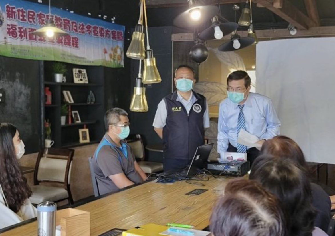 ▲移民署南區事務大隊高雄市第一服務站於今（20）日舉辦新住民家庭教育宣導活動，邀請台灣高等法院高雄分院陳明富法官擔任講座老師。（圖／移民署提供）