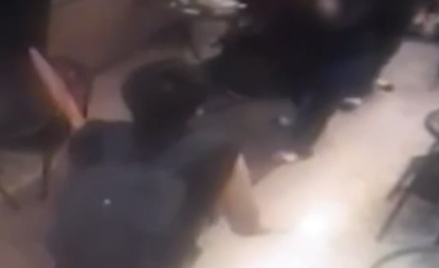 ▲16日傍晚，新北市一對邱姓兄弟在85度C三重中正店，1名蘇姓男子因「不想抽二手菸」，雙方爆發衝突，更拿美工刀劃傷邱姓弟弟臉頰，隨後逃逸。（圖／翻攝畫面）