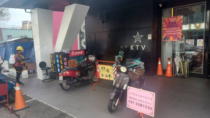 ▲台中市環保局到新增3個案的超級巨星KTV清消。（圖／台中市政府提供，2022.04.20）