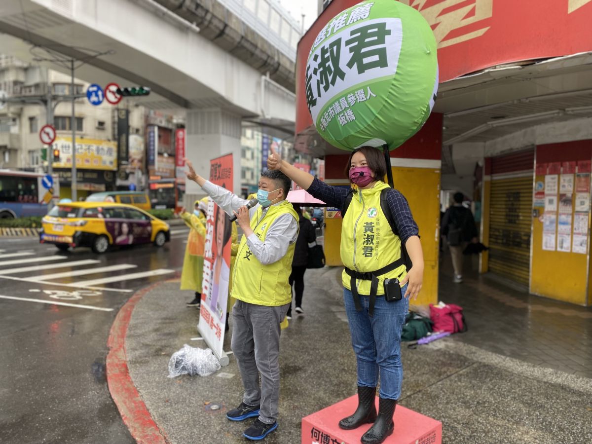 ▲新北市議員何博文與新北市板橋區議員參選人黃淑君師徒二人，今（20）日風雨無阻站街頭，呼籲鄉親守護板橋最重要的一席黃淑君。（圖／黃淑君提供）