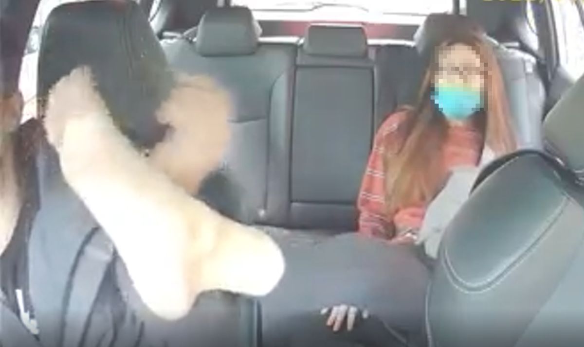 ▲女子自稱家裡開醫院，將腳湊到司機臉旁，還一直逼問「香不香？香不香？」司機不忍了決定提告。（圖／翻攝記者爆料網）