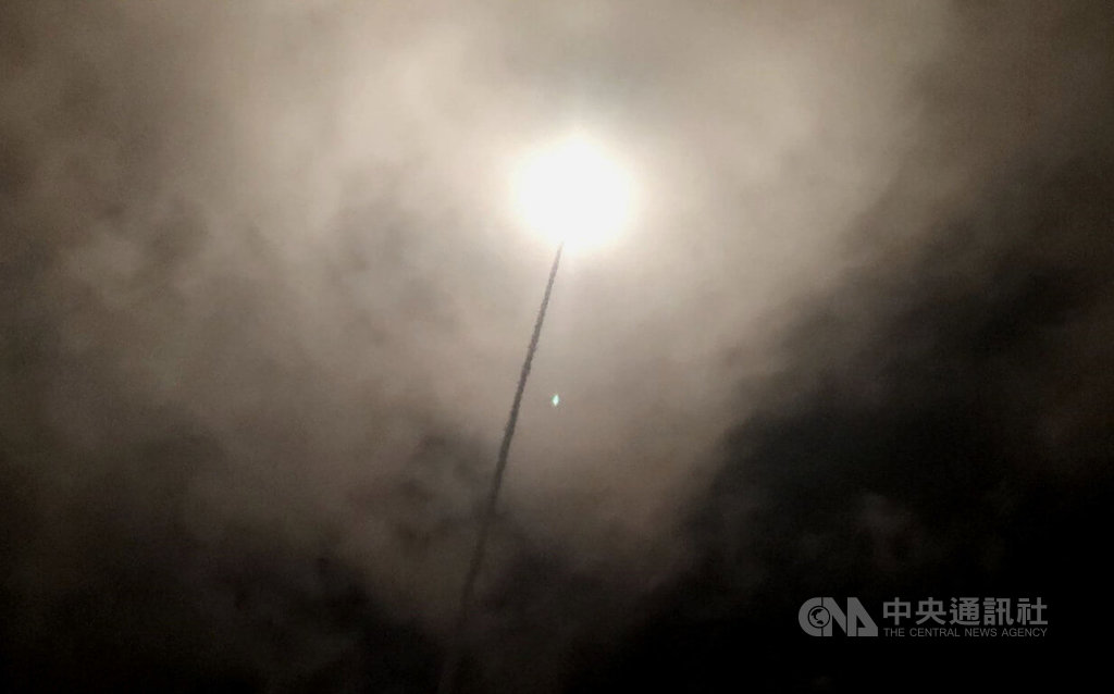 ▲中科院今晚分別在屏東九鵬基地、東海岸成功鎮海邊實彈射擊，最大彈道高度「無限高」。海軍雖未監控到中國情報船接近，但有艘中國飛彈護衛艦經過台東成功外海。（圖／中央社）