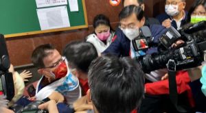 立委推擠 ▲藍綠立委保發推擠衝突。(圖/記者羅婉庭攝,2022.04.21)