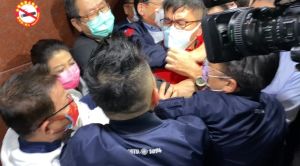立法院財政委員會今(21)日審查會計法修正案,藍綠爆衝突,鍾佳濱在推擠中被鎖喉。(圖/記者羅婉庭攝,2022.04.21) 立法院財政委員會今(21)日審查會計法修正案,藍綠爆衝突,鍾佳濱在推擠中被鎖喉。(圖/記者羅婉庭攝,2022.04.21)