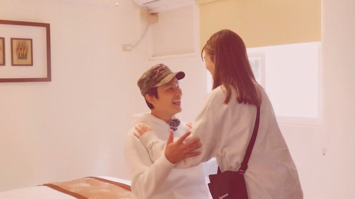 ▲孫協志（左）被女友夏宇童撲倒在床上。（圖／五熊國際YouTube）