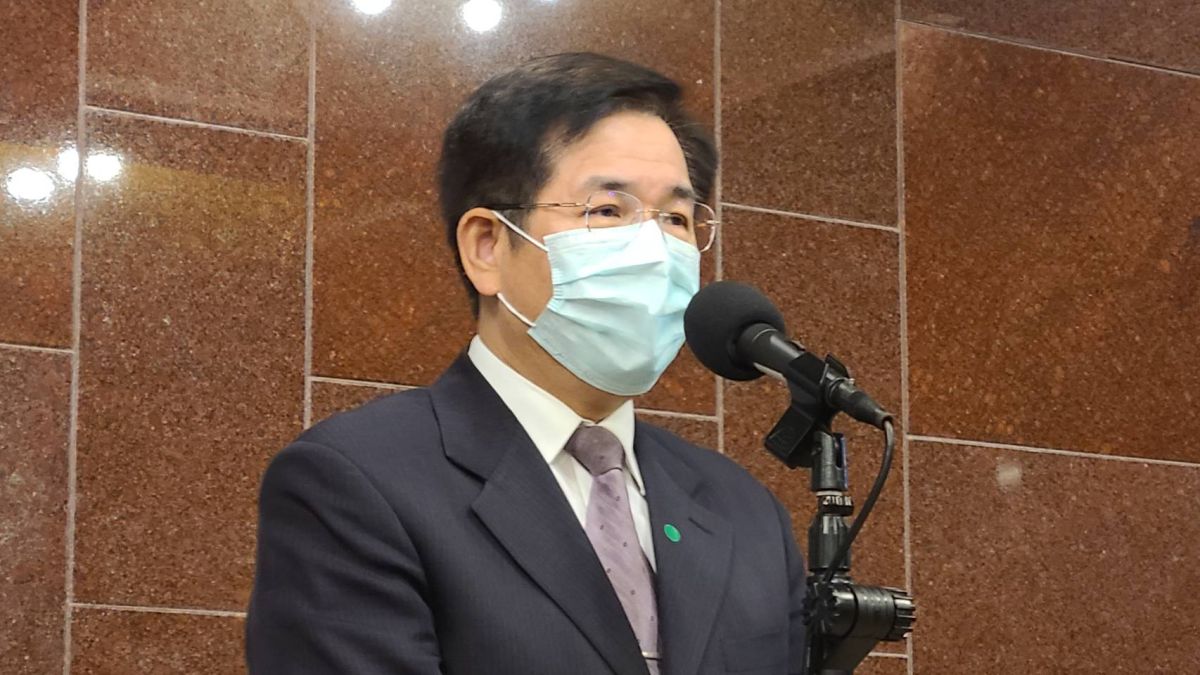 ▲教育部長潘文忠今（21）日在立法院受訪指出，今年統測將如期舉辦，並在防疫備用試場及監試人員做擴充準備。（圖／記者李琦瑋攝，2022.04.21）