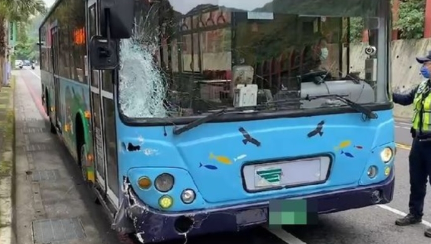 ▲基隆市今（21）日發生一起死亡車禍，一位男大生騎車逆向與公車對撞，當場失去生命跡象，送醫搶救仍宣告不治。（圖／翻攝畫面）