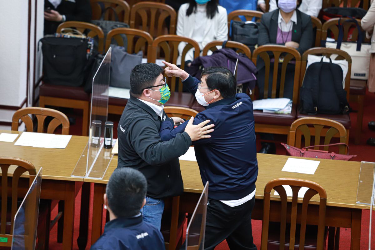 ▲國民黨團總召曾銘宗與民進黨立委蔡易餘產生衝突。（圖／記者葉政勳攝，2022.04.21）
