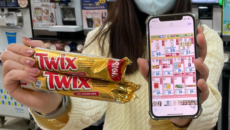 ▲超商每周限定優惠成為省錢小確幸,全家推出指定冰品加10元多一件,最低打5.8折;7-11也祭出能量飲買一送一優惠。(圖/業者提供)