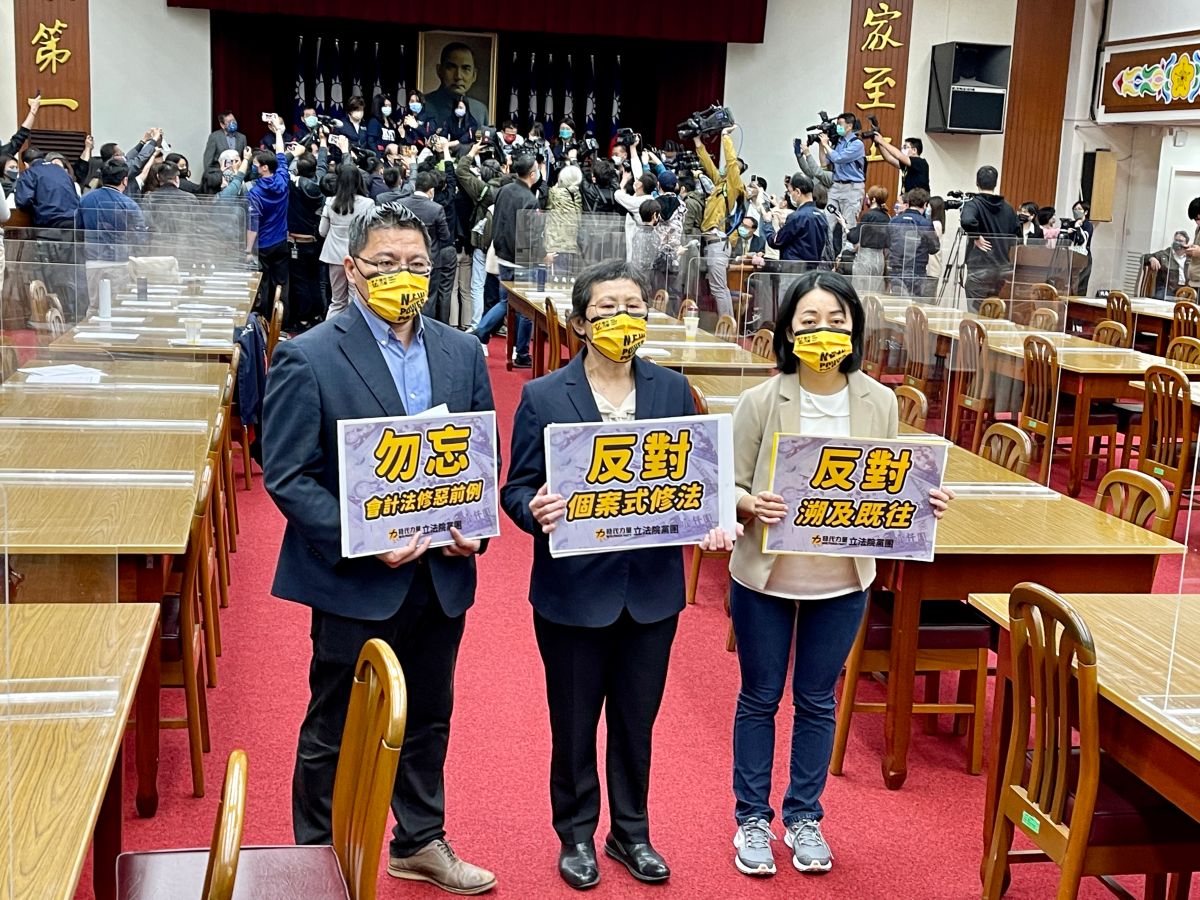 ▲時代力量黨團表示，反對為個案修法，也對多數暴力老戲碼、沒收小黨詢答的機會，感到相當遺憾。（圖／記者王敏旭攝，2022.04.21）