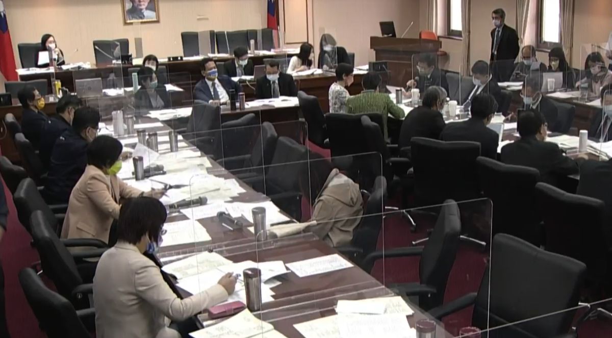 ▲今（21）日逐條審查「國營臺灣鐵路股份有限公司設置條例」草案，多名在野黨立委在審查前支持工會立場，要求交通部應該和兩工會持續溝通。（圖／翻攝自國會頻道）