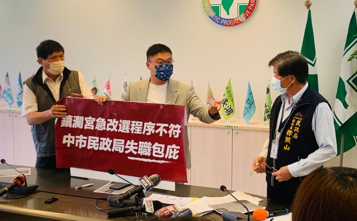 ▲施志昌不滿民政局副局長徐照山（右）的答覆，大罵市府遇到鎮瀾宮就轉彎。（圖／記者顏幸如攝，2022.04.21）