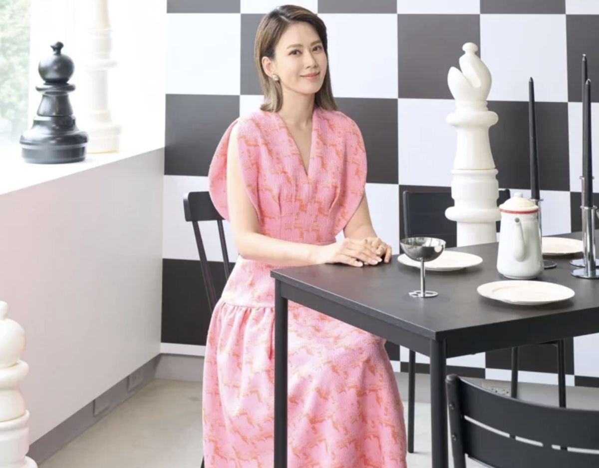 ▲Melody穿粉橘色Fairfarren弧形無袖下襬拼接長洋裝。（圖／LIGHTWELL提供）