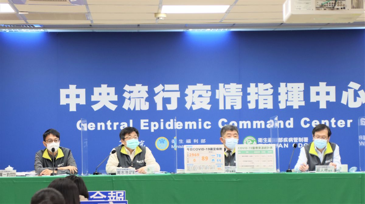 ▲中央流行疫情指揮中心指揮官陳時中被問到停課標準是否會加嚴，回答「會陸續放鬆」。（圖／指揮中心）