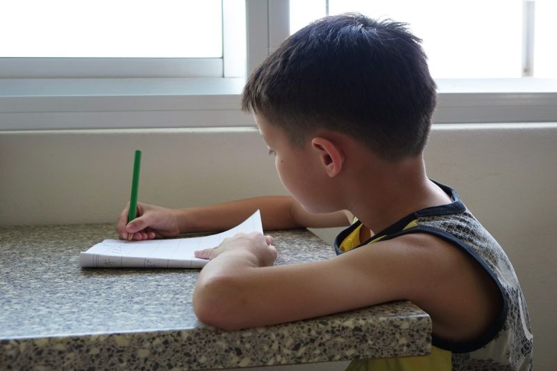 ▲一名父親檢查兒子作業時，看見造句的答案讓他感到非常意外。（示意圖，非當事人／取自pixabay）