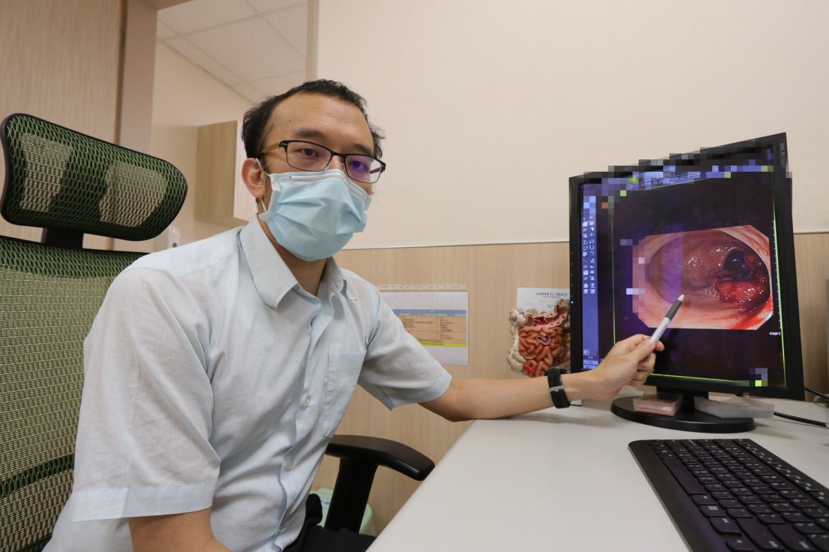 ▲醫師提醒，大腸癌腫瘤或是瘜肉，有機會受因糞便摩擦而流血，因此可透過檢查，揪出肉眼看不見的血液。(圖／醫院提2022.4.21)