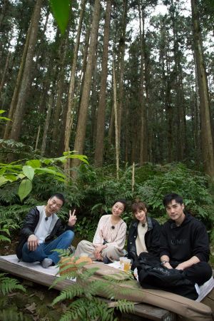 ▲李天柱（左起）、方文琳、林予晞、是元介體驗在森林中野餐。（圖／東森綜合《花甲少年趣旅行》 提供）