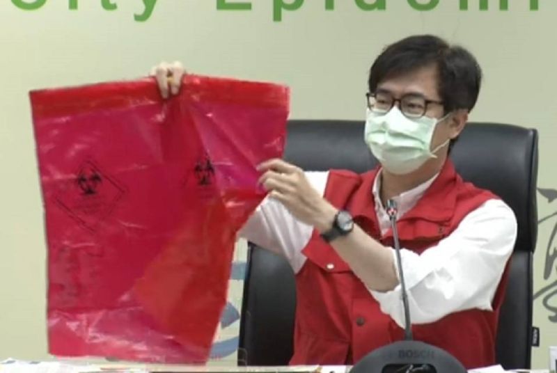▲市長陳其邁今天公布居家照護防疫包，並展示紅色感染性醫療廢棄物垃圾袋，提醒民眾用後要確實密封袋口。(圖／高市府提供)