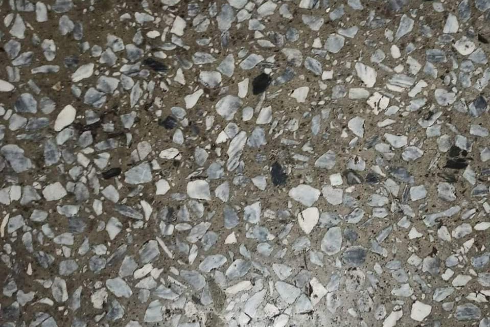 ▲有復古風的磨石地板，到現在仍是常見的裝潢材質。（圖／取自《爆廢公社》）