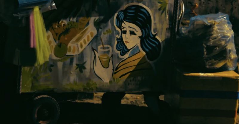 ▲電影將越南街頭常見的甘蔗汁攤車化為題材，闡述攤車上那幅「米婭小姐」的肖像畫背後的驚悚故事。（圖／采昌國際多媒體公司提供）