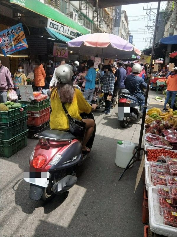 ▲原PO表示菜市場路小卻有不少民眾喜歡騎摩托車「隨停隨買」，造成他人的困擾。（圖／翻攝自《爆怨公社》）