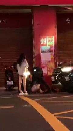 ▲林女仍情緒激動並不斷挑釁警方，警方不得已施強制力將其壓制。（圖／翻攝「爆料公社」）