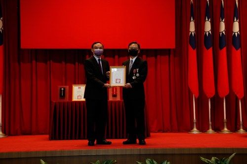 ▲法務部長蔡清祥（左）頒發三類最高榮譽的法務獎章給檢察總長江惠民。（圖／法務部提供）