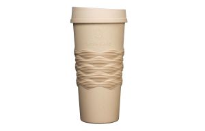 ▲全家推出5萬個Let’s Café 無塑植纖杯，約可使用1年，可被自然環境分解，售價109元，買就送大杯經典美式兌換卷一張。