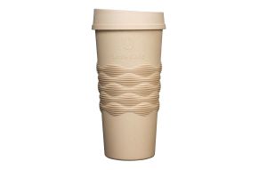▲全家推出5萬個Let’s Café 無塑植纖杯,約可使用1年,可被自然環境分解,售價109元,買就送大杯經典美式兌換卷一張。 ▲全家推出5萬個Let’s Café 無塑植纖杯,約可使用1年,可被自然環境分解,售價109元,買就送大杯經典美式兌換卷一張。